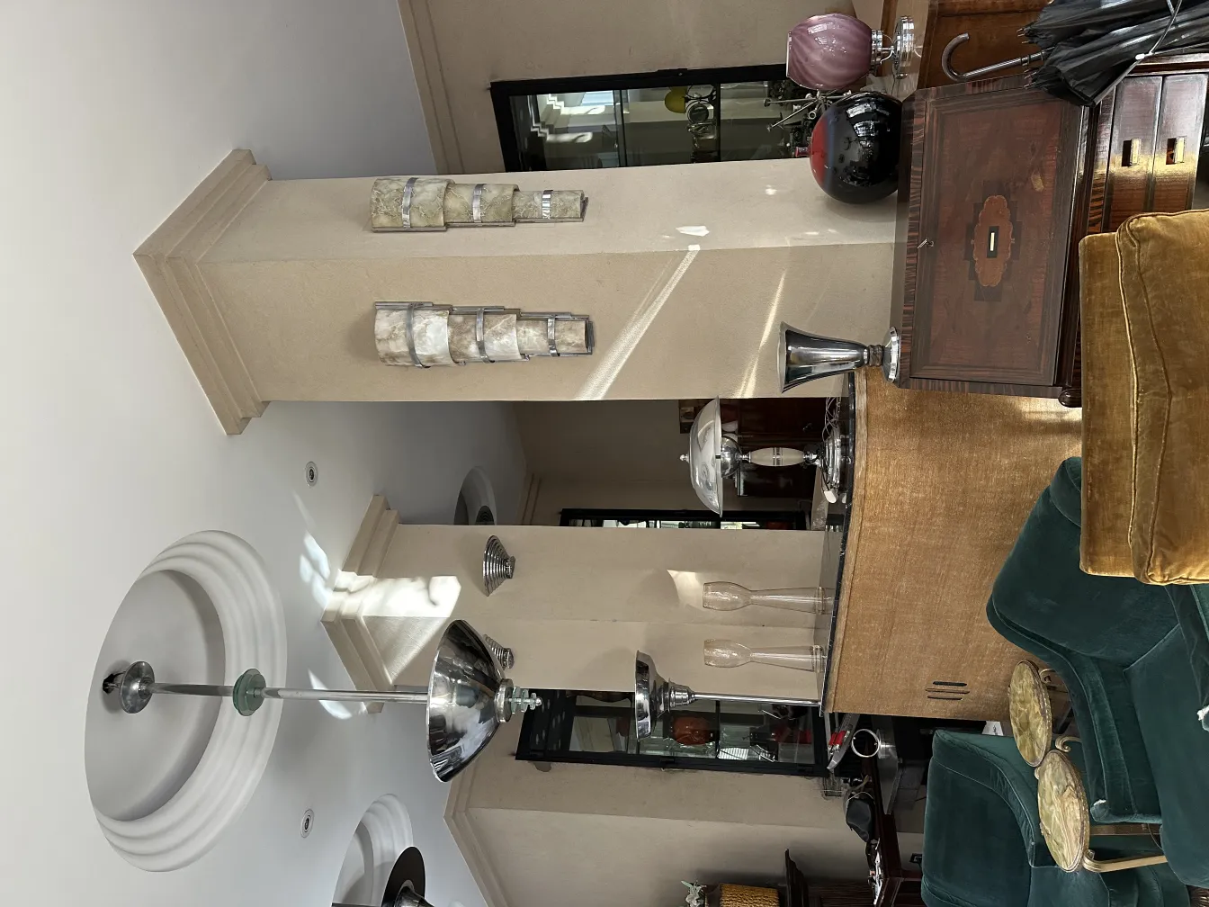 due vasi antichi con design elegante nella stanza