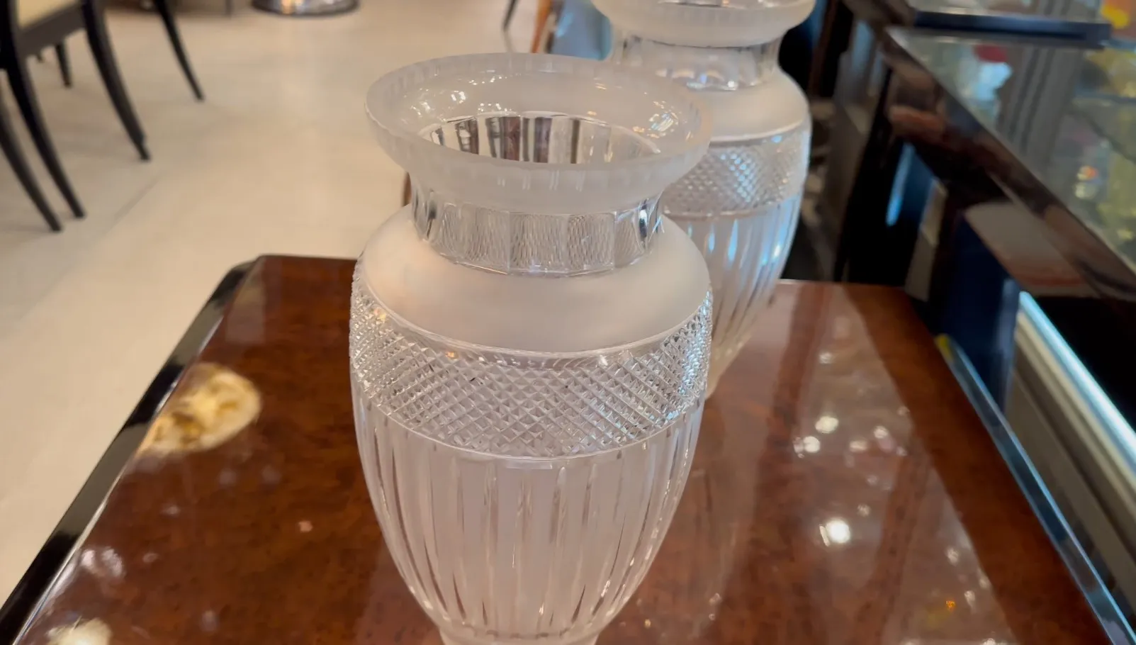 dos florero antigüo con un diseño elegante y detallado en un entorno acogedor