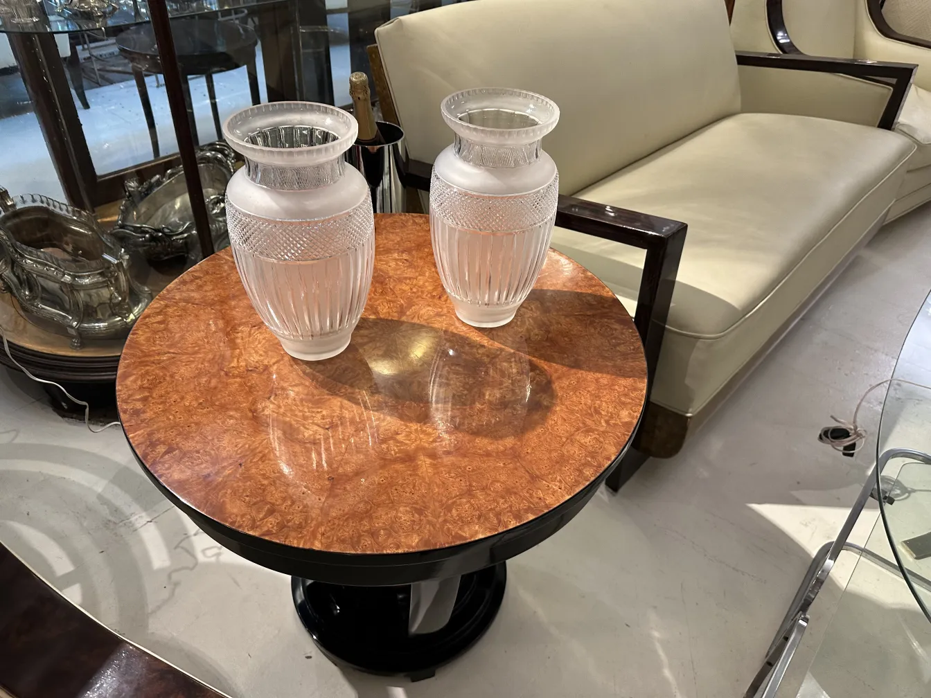 Dois vasos antigos decorativos em uma mesa de mármore, fundo moderno