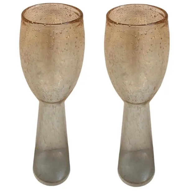 zwei elegante antike vasen mit markanter form und blasen