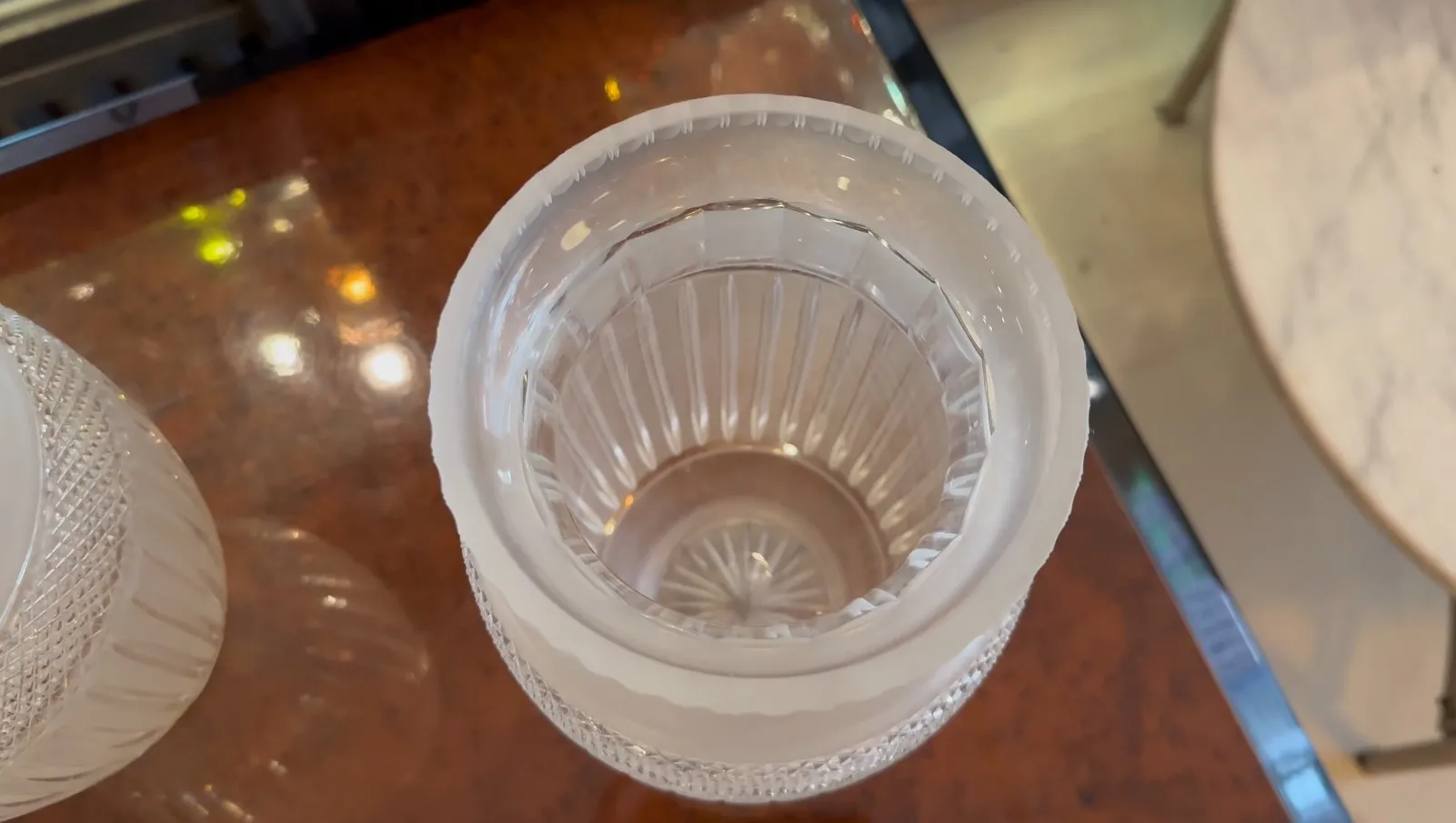 中立的な背景の2個の古い装飾用花瓶の上面図。