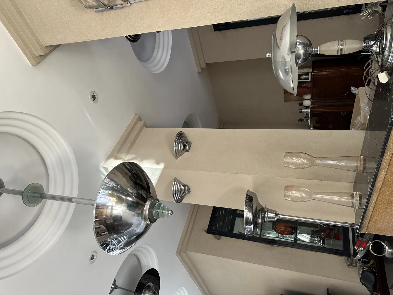 اثنان من المزهريات الأثرية المزخرفة في بيئة أنيقة مع الأضواء والأثاث.