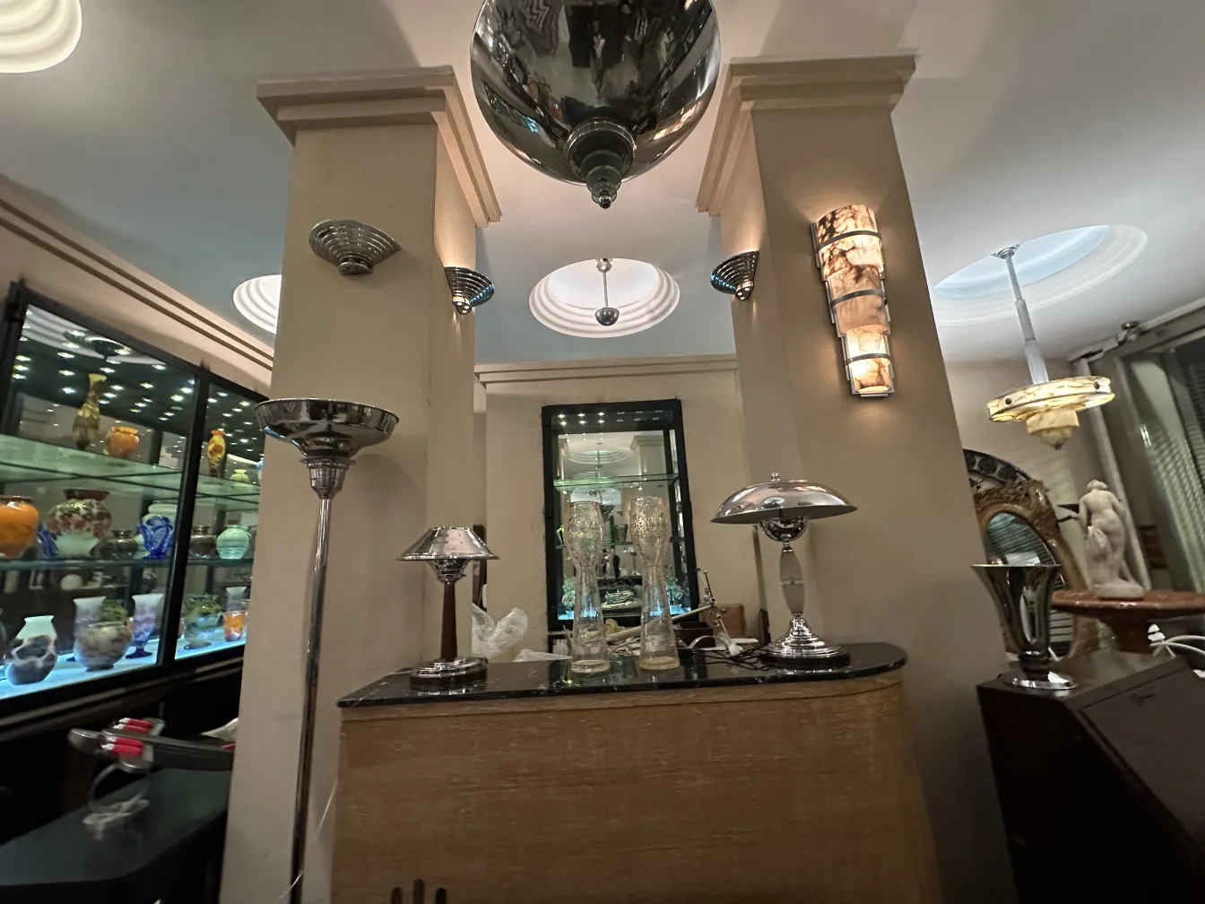 Dois vasos antigos decorativos em um ambiente elegante