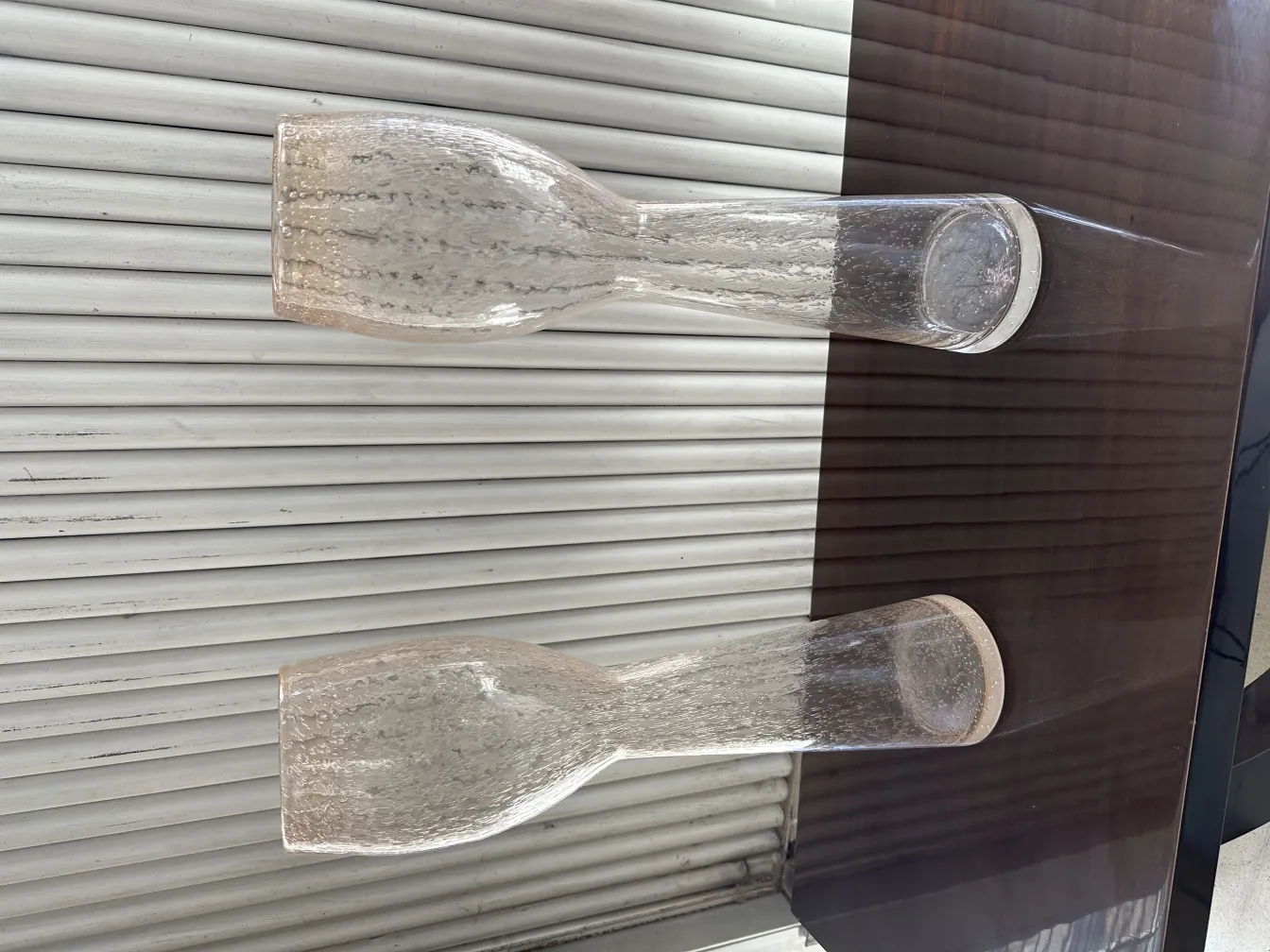 Dois vasos antigos com desenho elegante em uma superfície brilhante