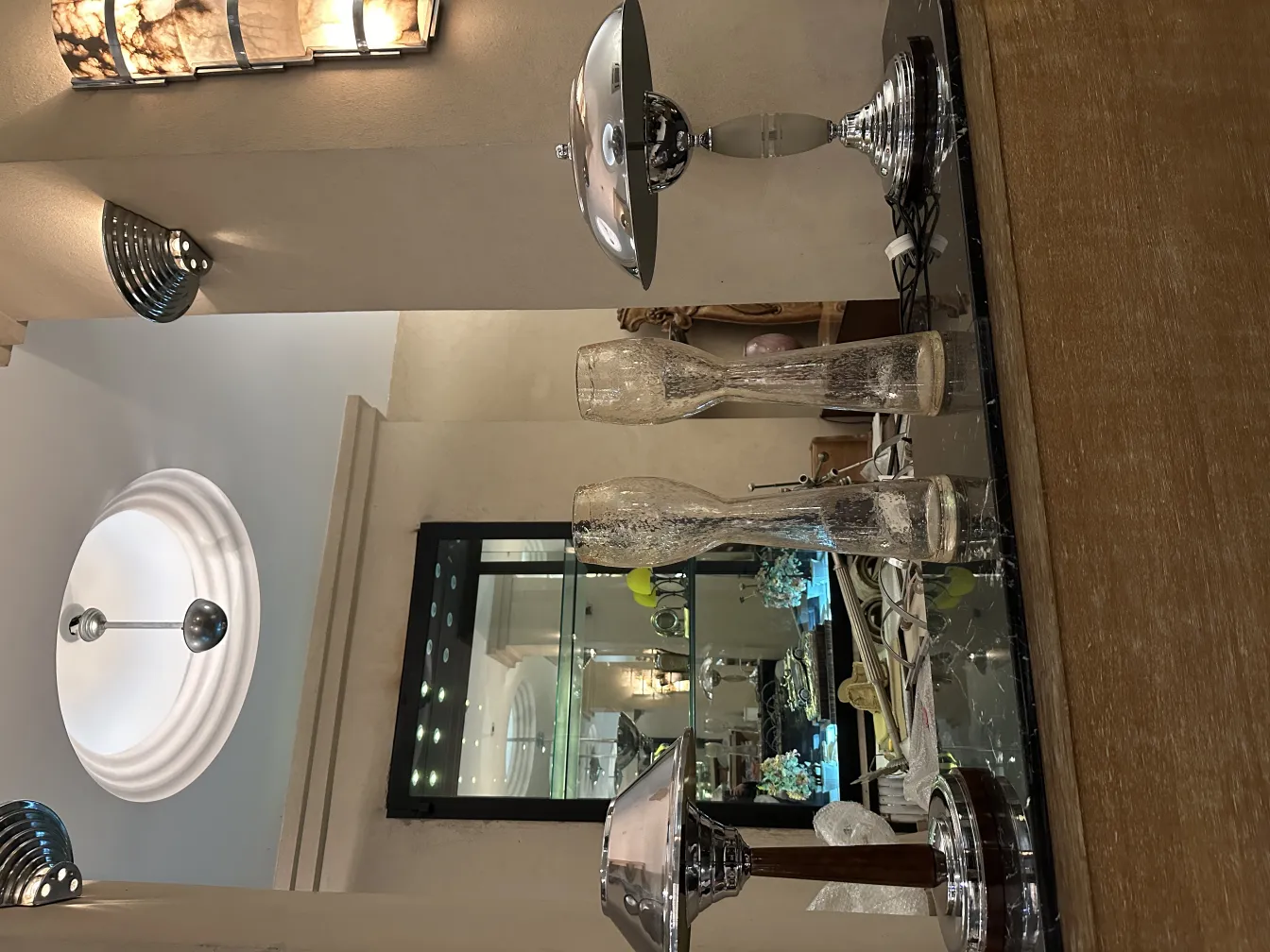 Dois vasos antigos com detalhes decorativos elegantes, ambientados em um lugar aconchegante.