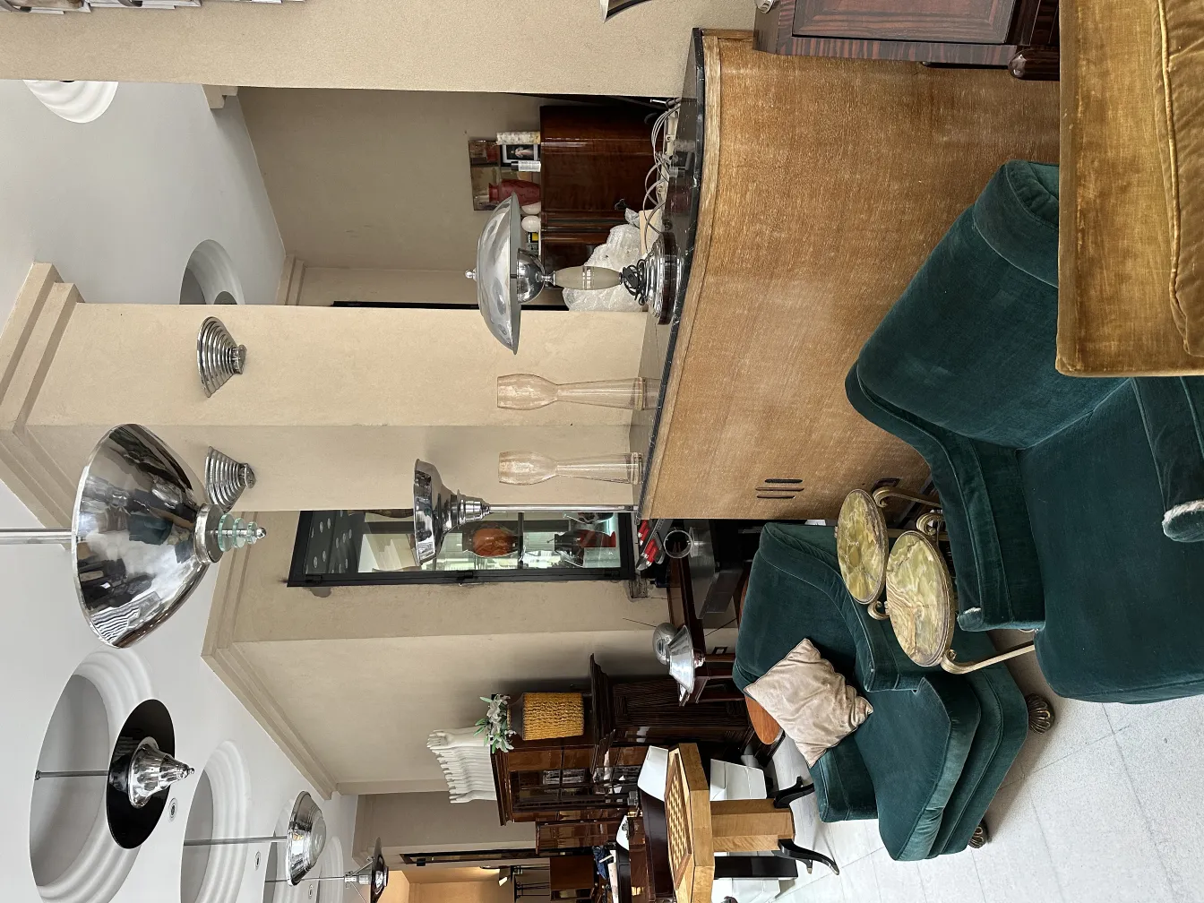 Set di due vasi antichi in un ambiente elegante.