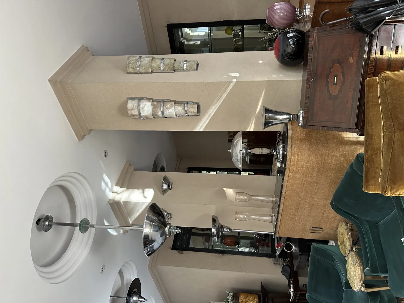 2 vases antiques avec un design unique dans le salon