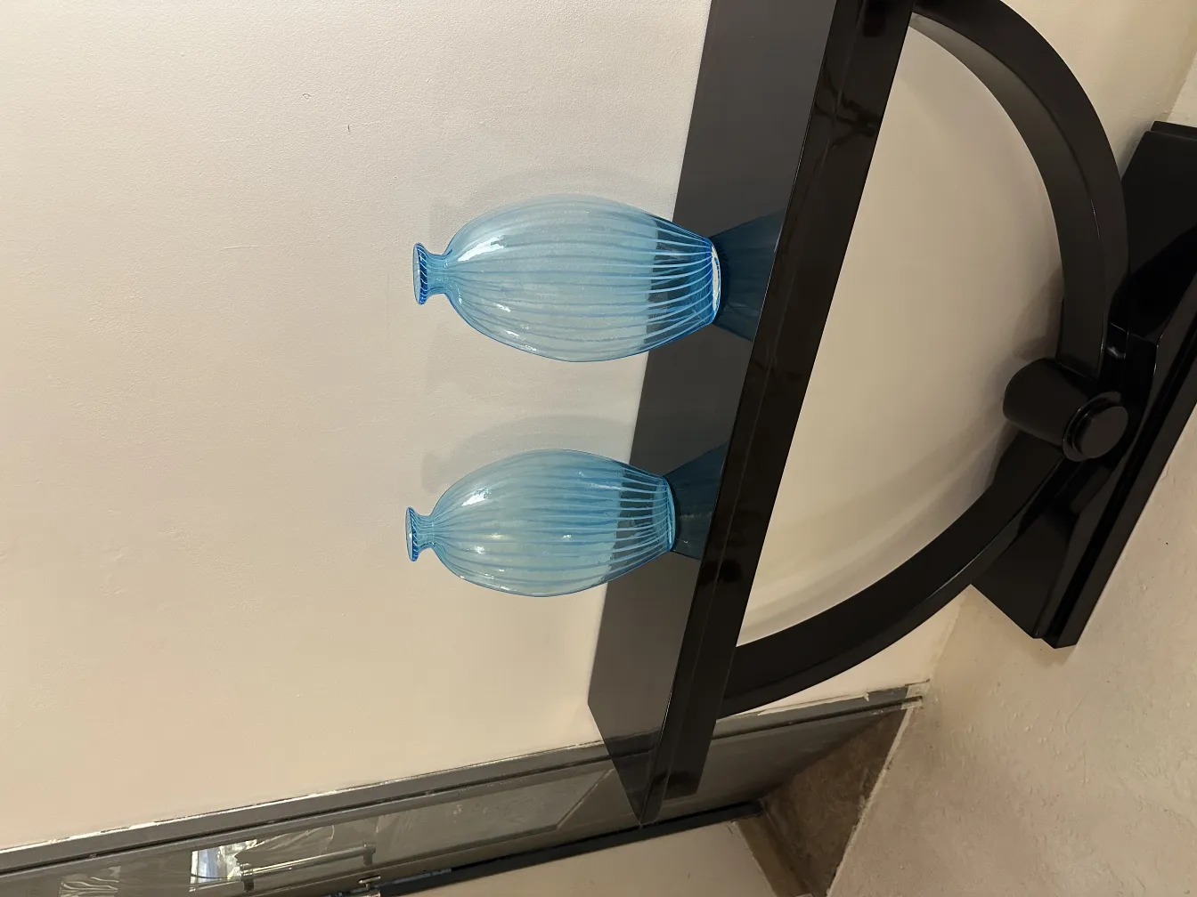 Dois vasos antigos em azul sobre a mesa