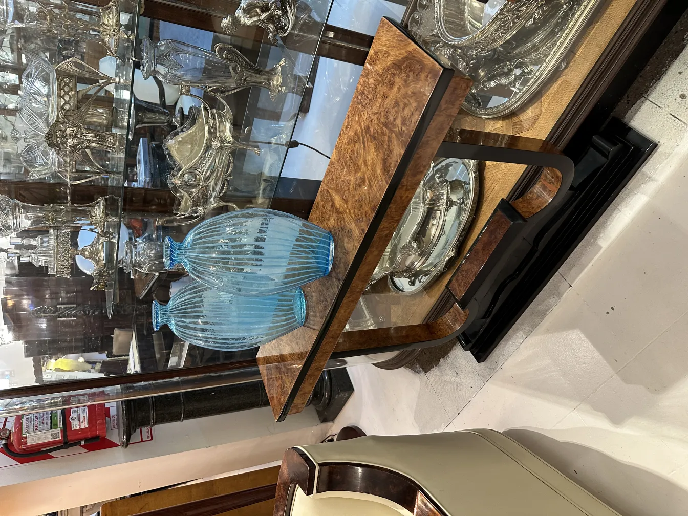 줄무늬가 있는 고대의 파란색 유리 꽃병 2개