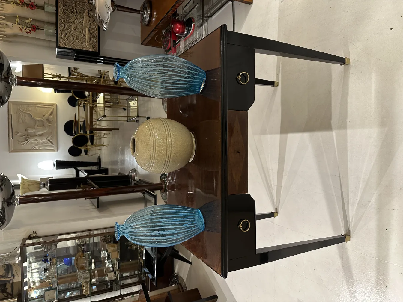 deux vases anciens sur une table avec fond décoratif