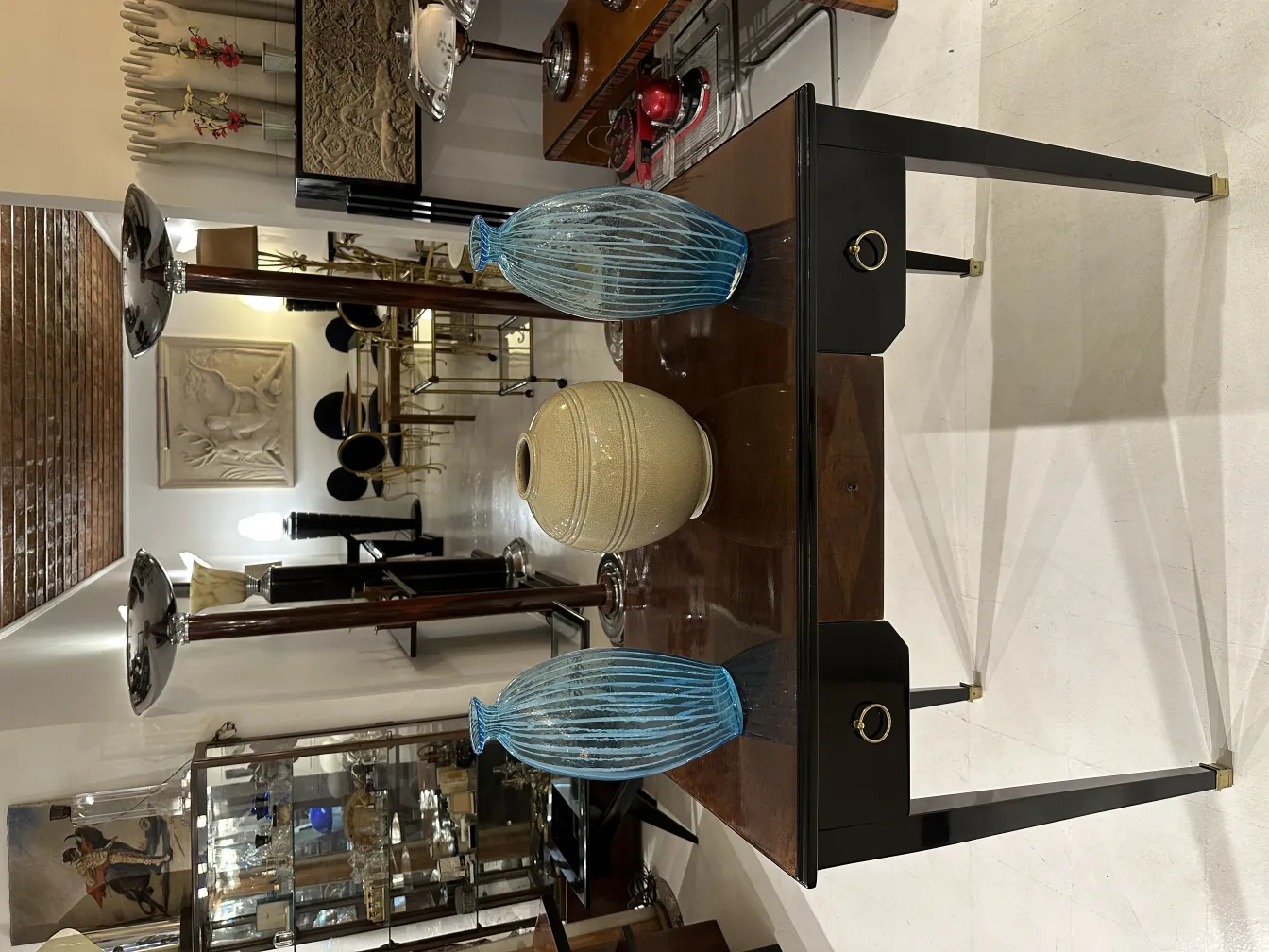 deux vases antiques au design élégant et détails décoratifs