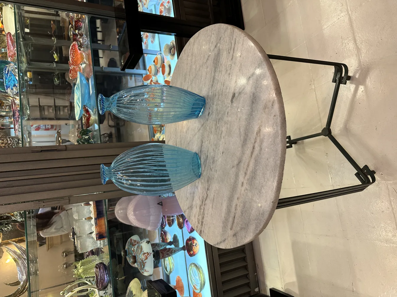 둥근 테이블 위의 고대 파란 꽃병 2개