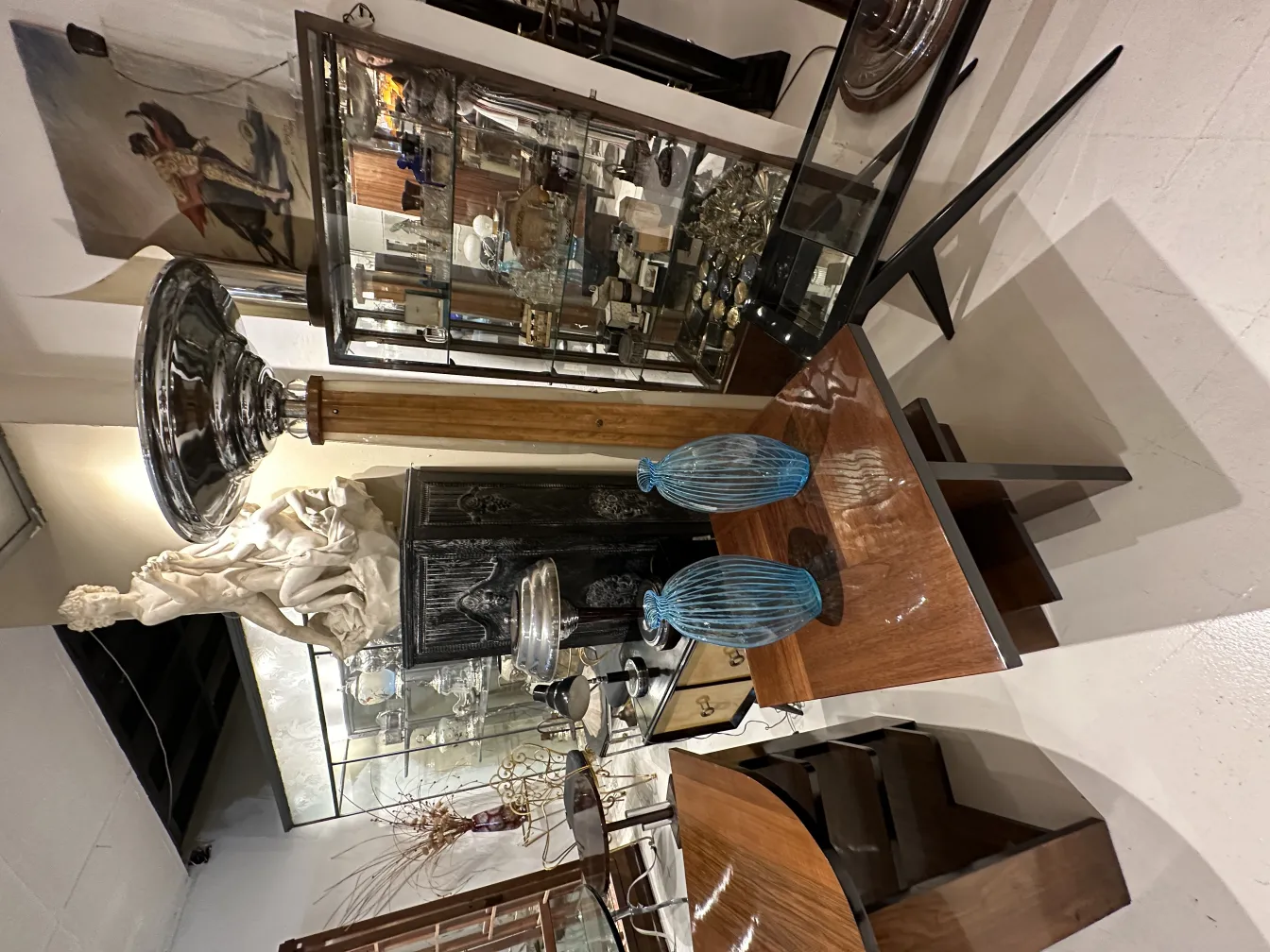 2 vases anciens dans un cadre décoratif avec d'autres objets