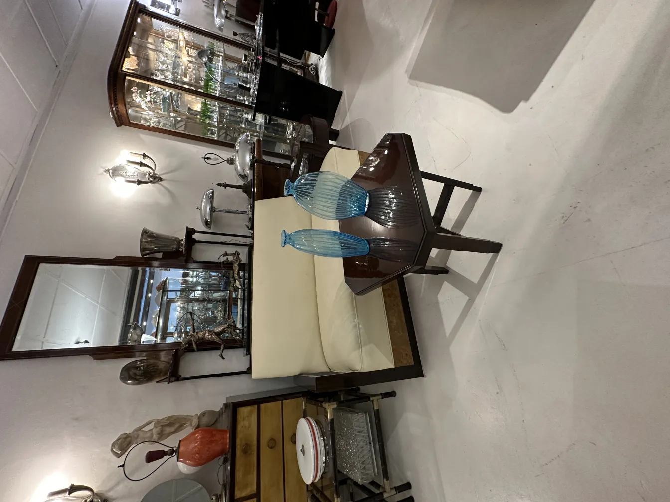 dois vasos antigos azuis em uma mesa