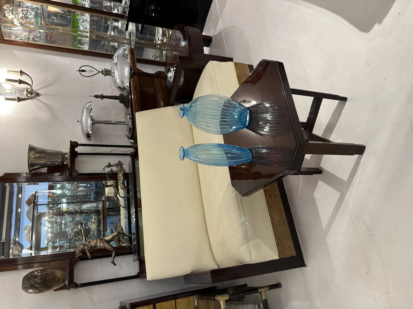 due vasi antichi con design elegante su un tavolo