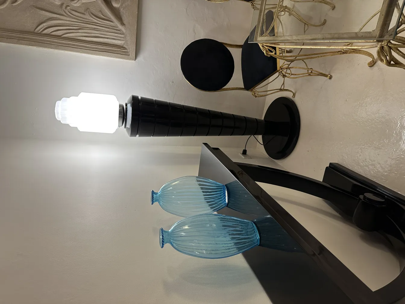 due antichi vasi decorativi blu con strisce verticali in un ambiente elegante