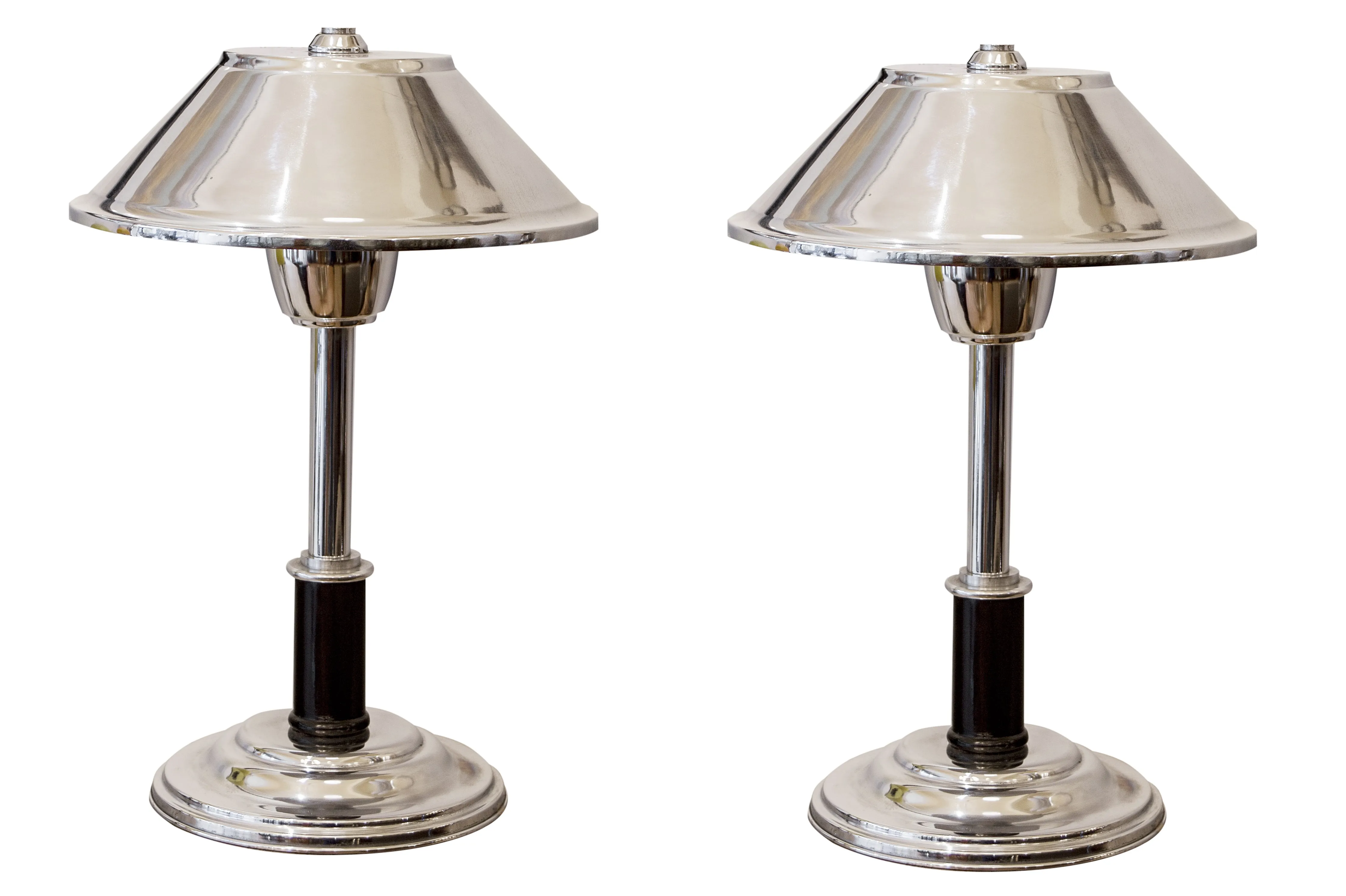 Antigua lámpara de mesa con una pantalla brillante, envuelta en un entorno acogedor.