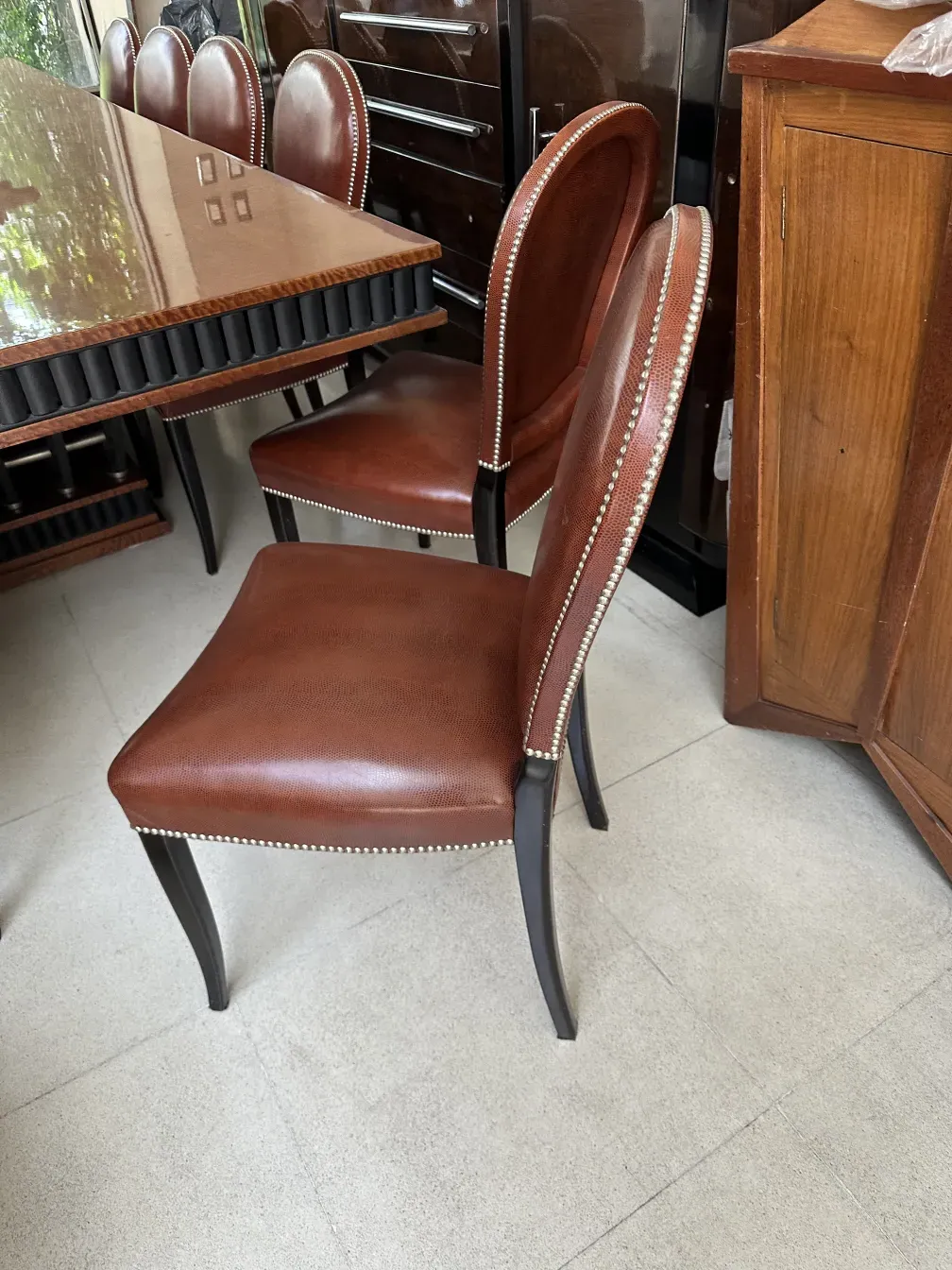 Table à manger ancienne pour 12 personnes dans une ambiance élégante.