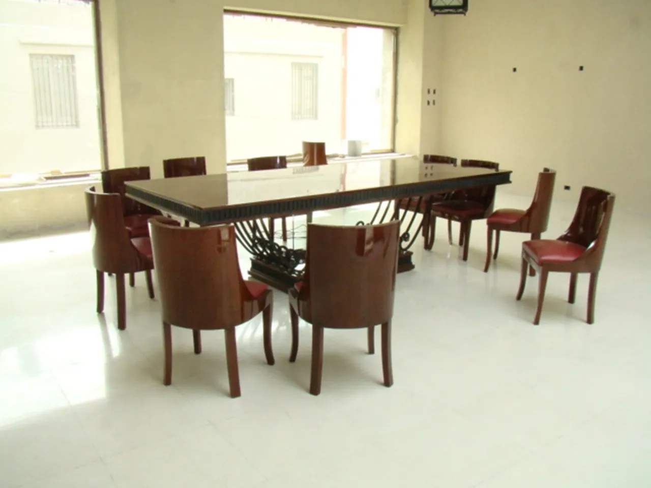 Tavolo da pranzo antico Art Deco con sedie rosse per 12 persone