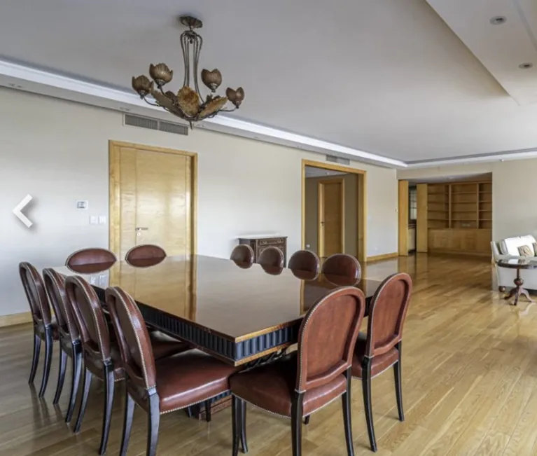 mesa de jantar antiga Art Deco para 12 pessoas em uma sala de jantar elegante com cadeiras de couro.