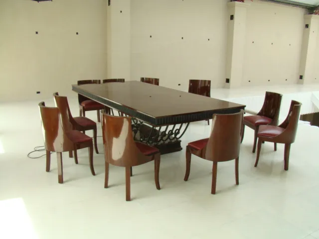 Mesa de comedor antigua art deco para 12 personas, con sillas a juego.