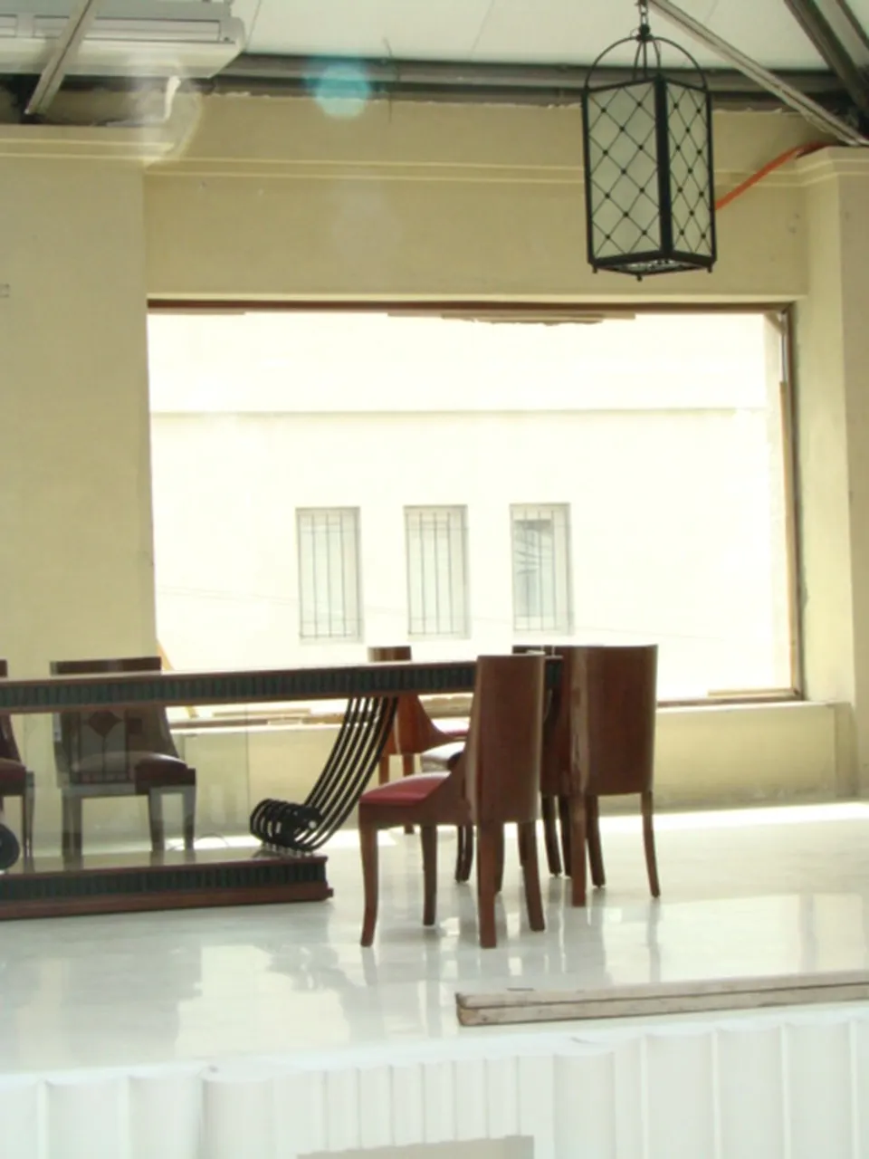 mesa de comedor antigua estilo Art Deco con sillas, ambiente luminoso