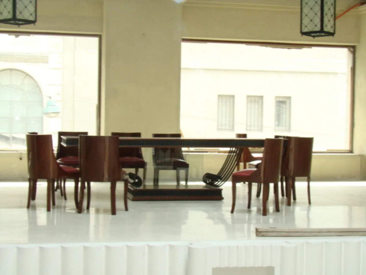 Mesa de jantar antiga em estilo Art Deco para 12 pessoas em um ambiente minimalista.