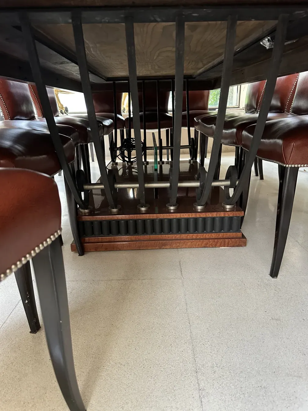 古董式餐桌，art-deco设计，适合12人，四周有椅子