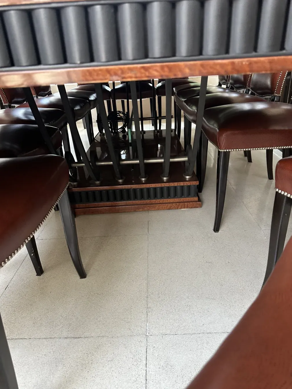 مجموعة من 12 كراسي قديمة على طراز آرت ديكو تتميز بتشطيبات أنيقة وعناصر زخرفية.