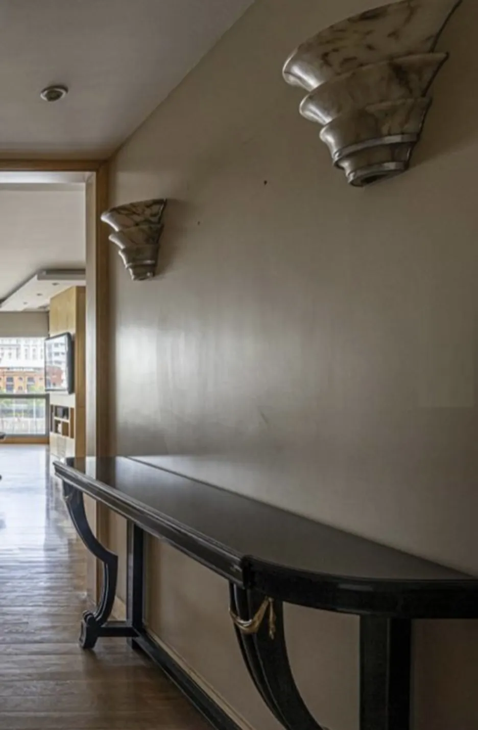 antikes Paar Wandleuchter mit dekorativem Wanddesign