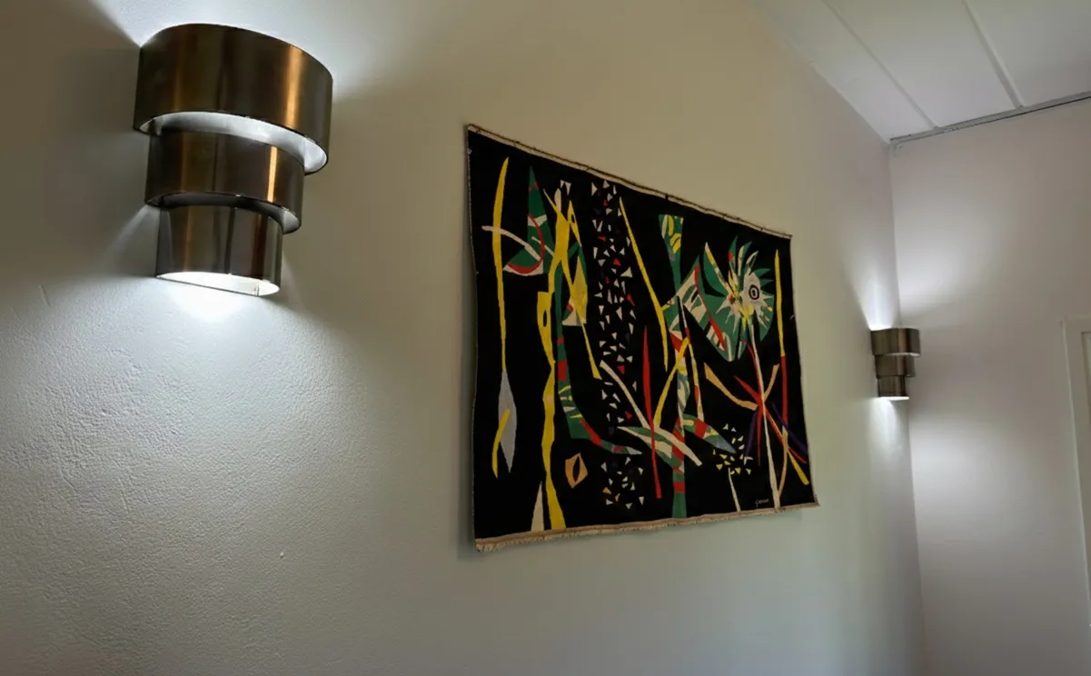 زوج من المصابيح القديمة على الحائط مع ضوء ناعم