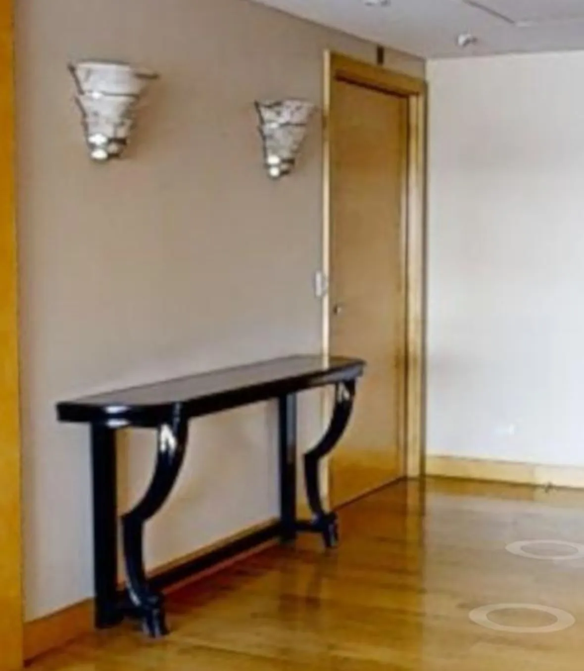 Antikes Paar Wandleuchter an der Wand, mit klassischer Dekoration und gemütlicher Atmosphäre.