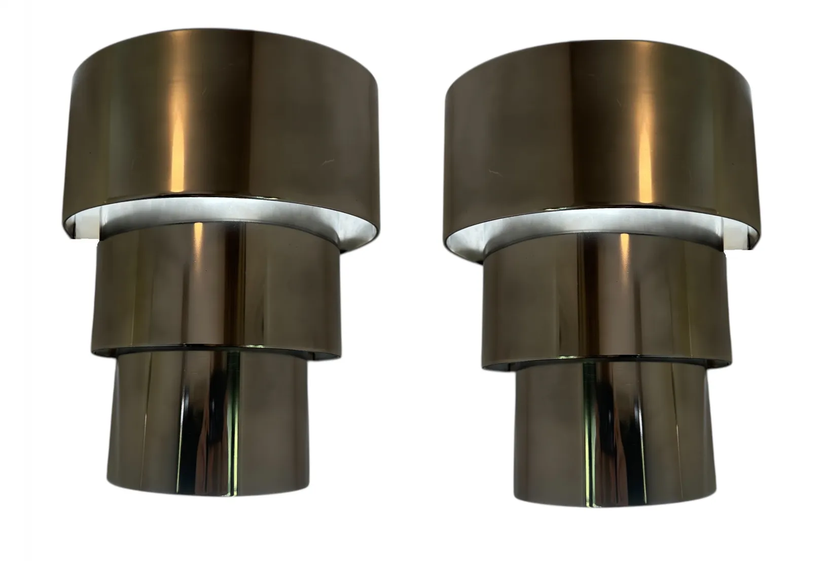 Antica coppia di applique con design elegante e finitura lucida, illuminando dolcemente un ambiente accogliente.