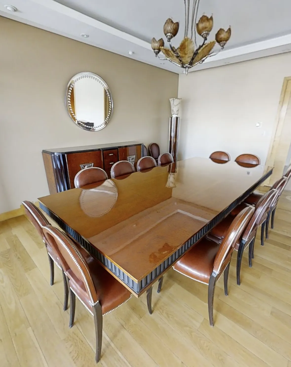 Lampadaire ancien art deco dans un cadre chic