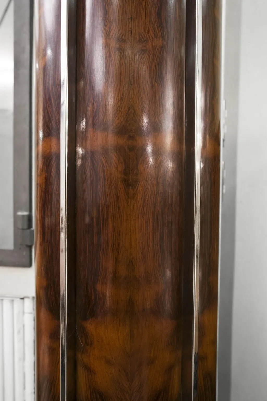 Duas lâmpadas de piso antigas art deco em um ambiente clássico.