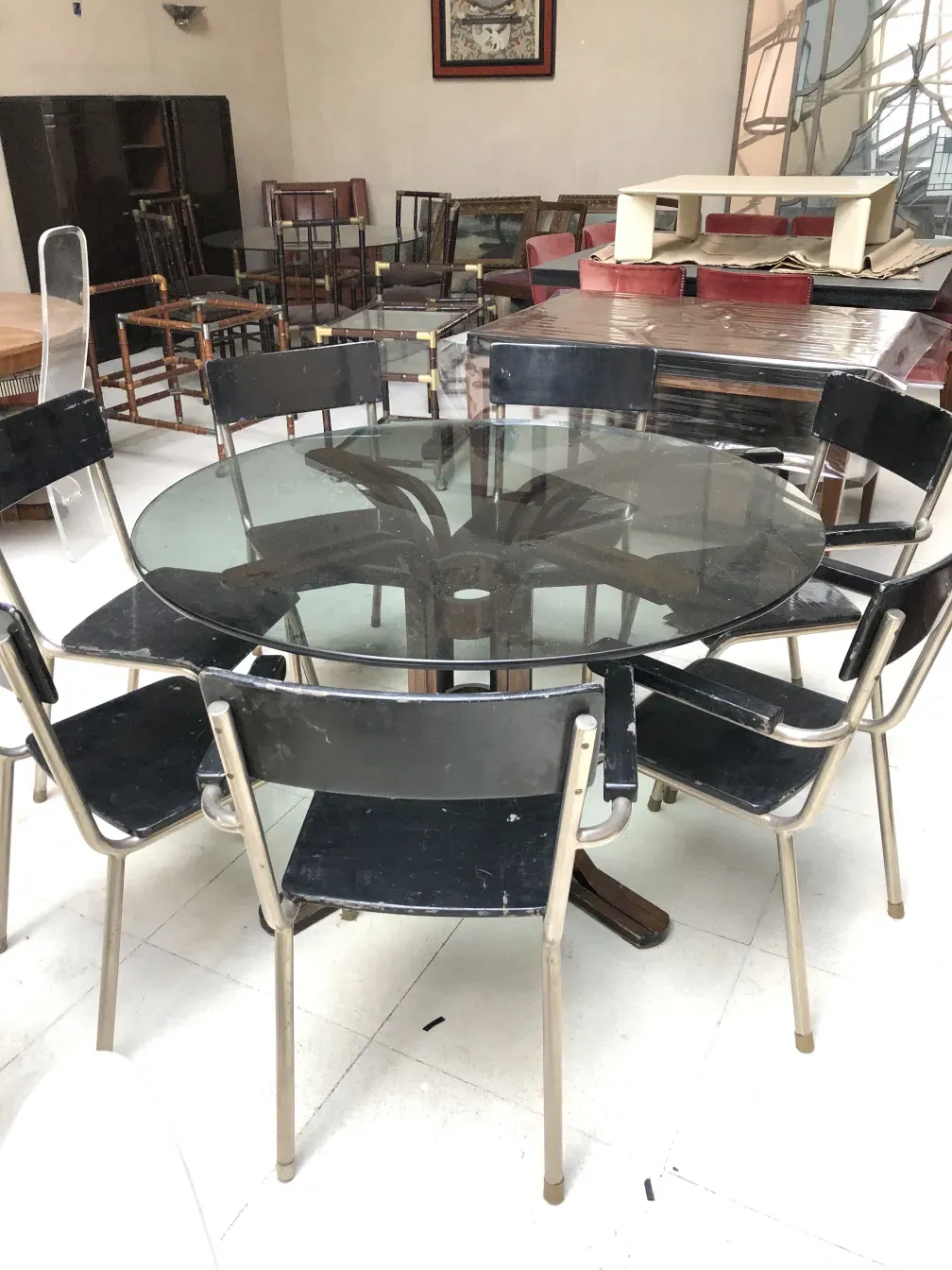 Mesa antiga de jantar art deco para quatro em um ambiente acolhedor.