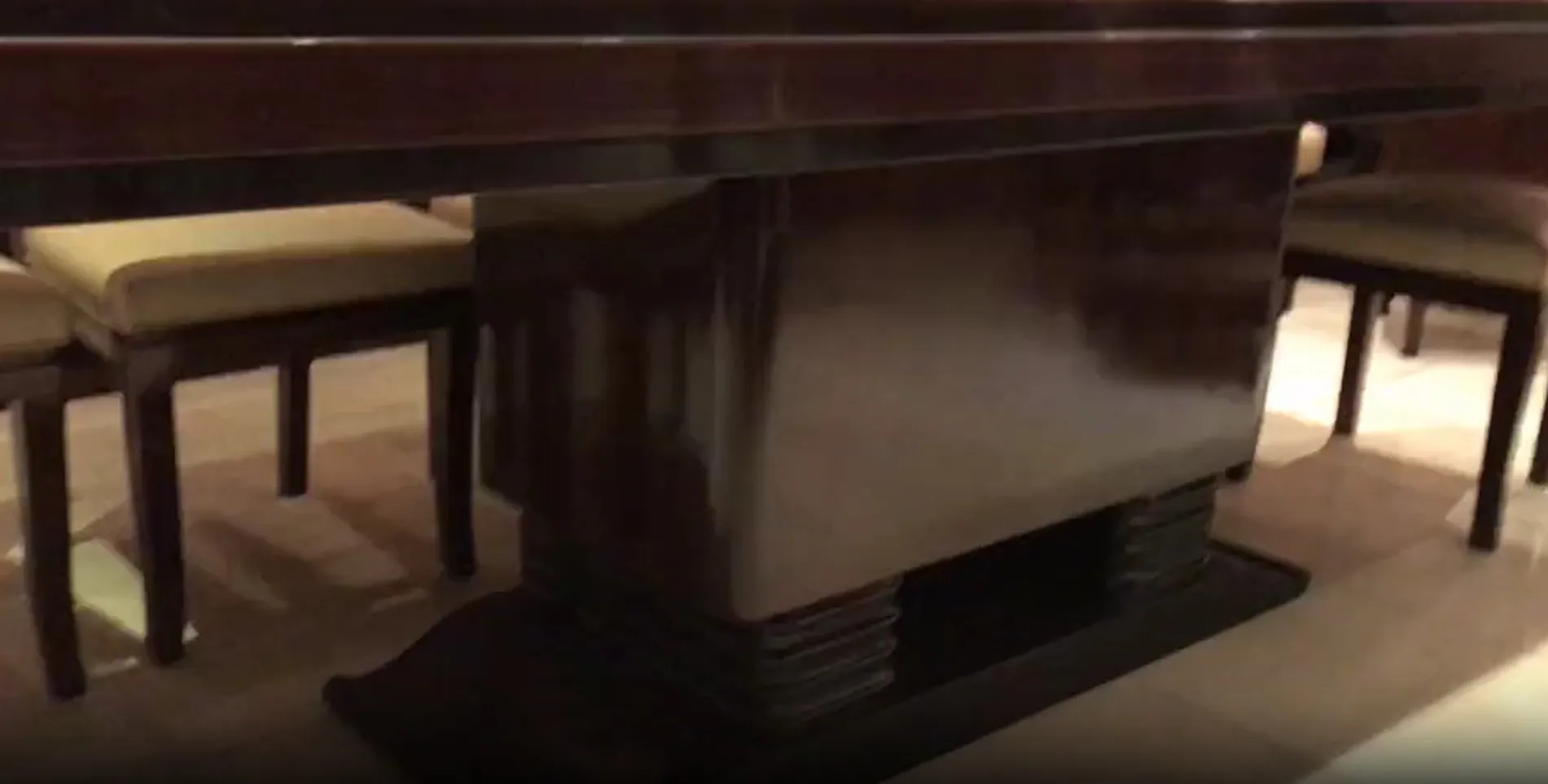 mesa antiga de jantar para 10 pessoas em um ambiente elegante