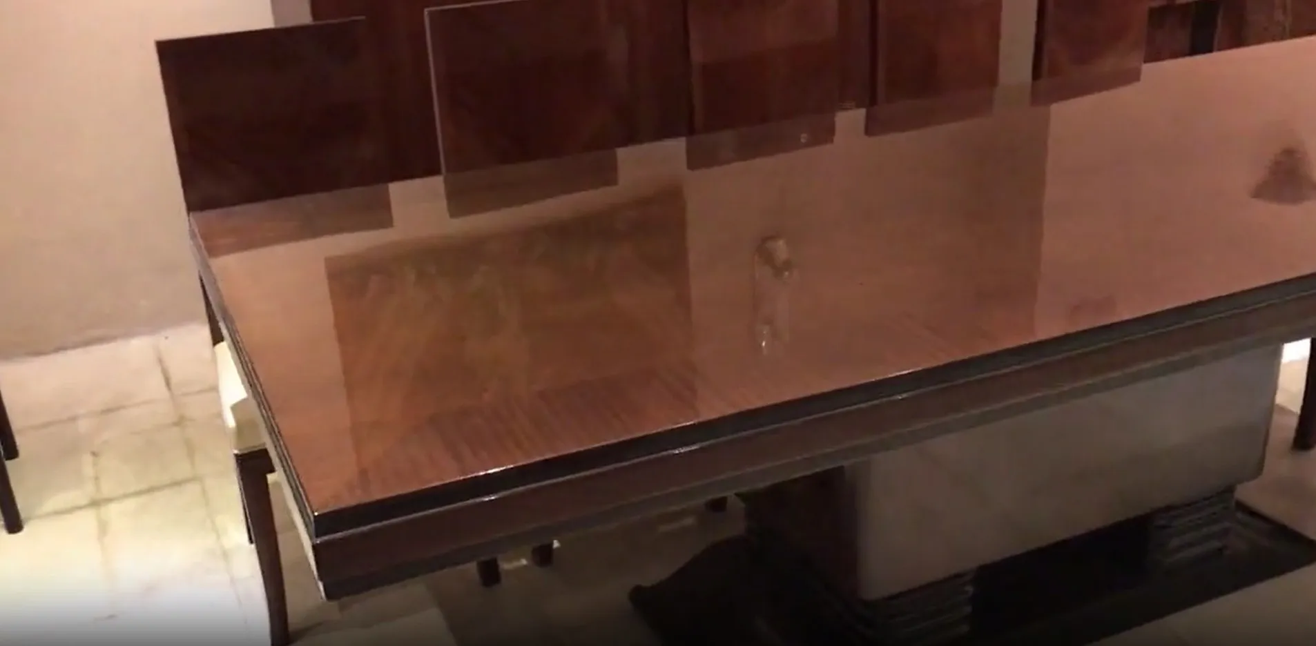 Mesa de jantar antiga para dez pessoas em ambiente elegante