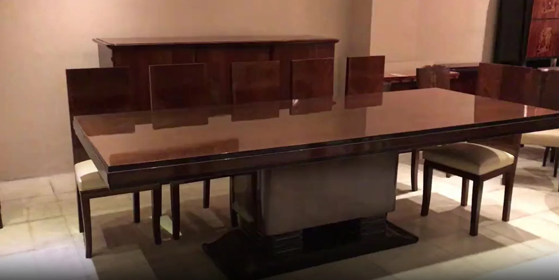 table à manger ancienne avec chaises dans un cadre élégant