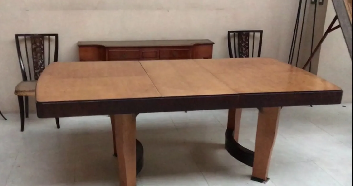 Antique dining table in art deco style for 8 people, placed in a neutral setting.