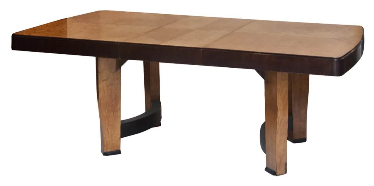 Mesa de comedor antigua para 8 personas, estilo Art Deco. Ambiente acogedor.