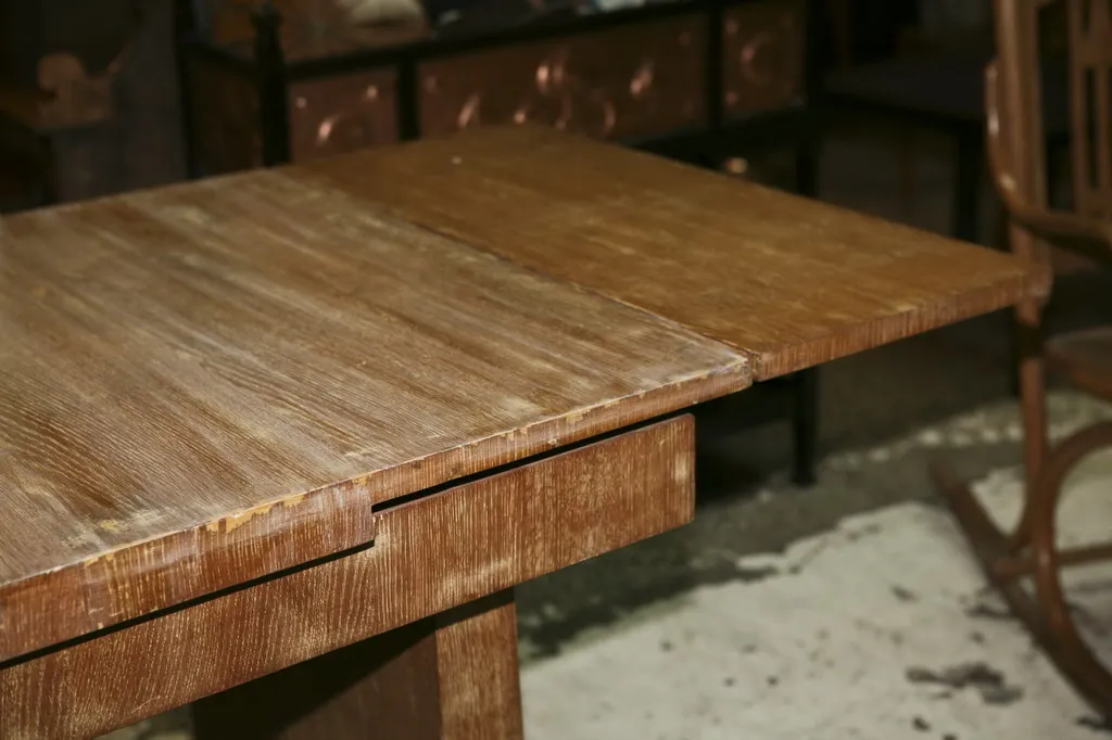 Table à manger antique de Jean Michel Frankpour 6/4 personnes dans un cadre accueillant.