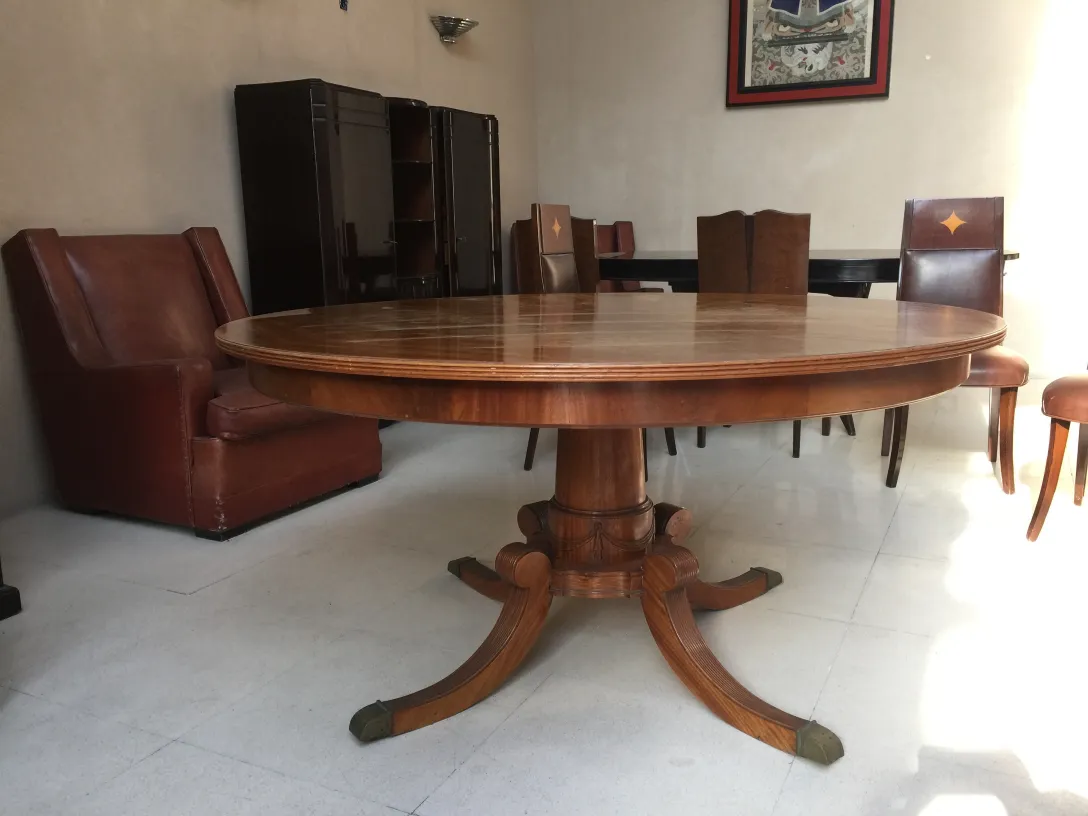 runde antike Esszimmer tisch in einer klassischen umgebung