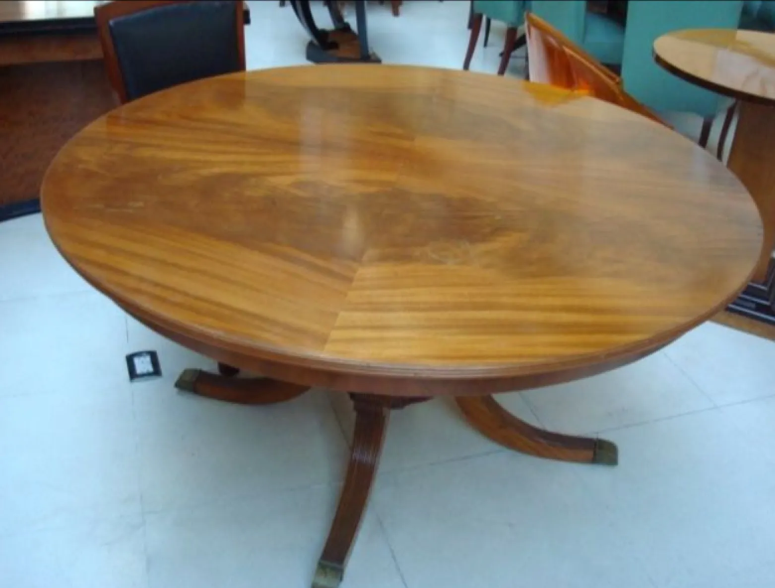 круглый обеденный стол antique, подходящий для 6-8 человек, с элегантным дизайном в уютной обстановке.