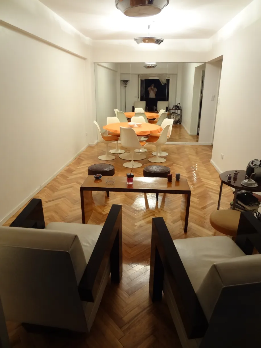 Antiker Esstisch von Eero Saarinen für 7 Personen in einem gemütlichen Ambiente.