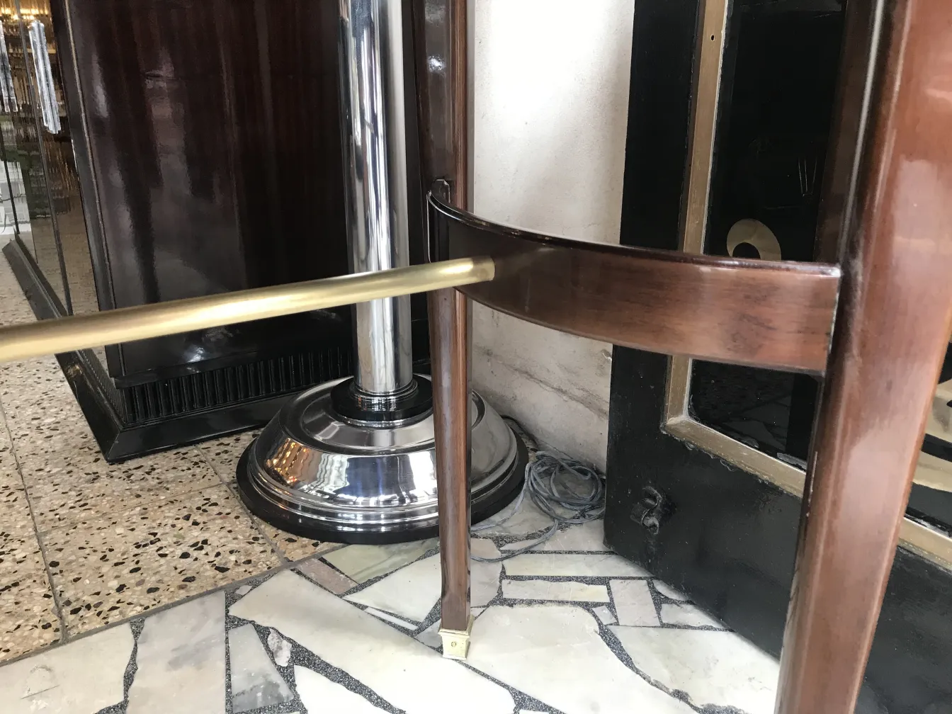 mesa de comedor antigua art deco para 4 personas en un entorno sofisticado con detalles elegantes