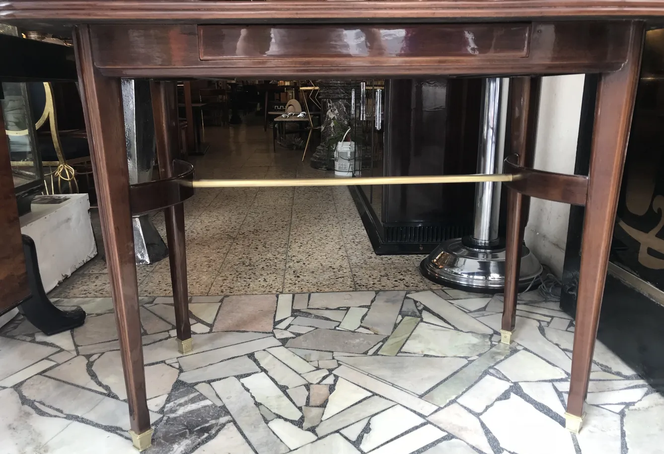 Antique dining table art deco for 4 people with elegant legs and decorative details in a cozy space.