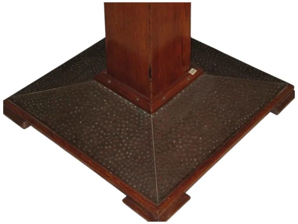 Base d'une table à manger ancienne avec des détails distincts dans un cadre chaleureux, adaptée pour 4 personnes.