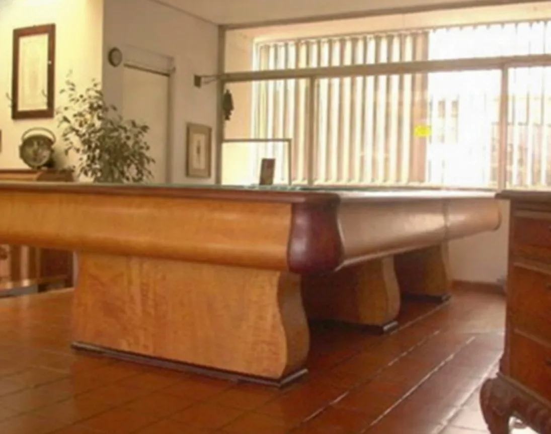 Table de billard antique dans un cadre confortable avec plante décorative