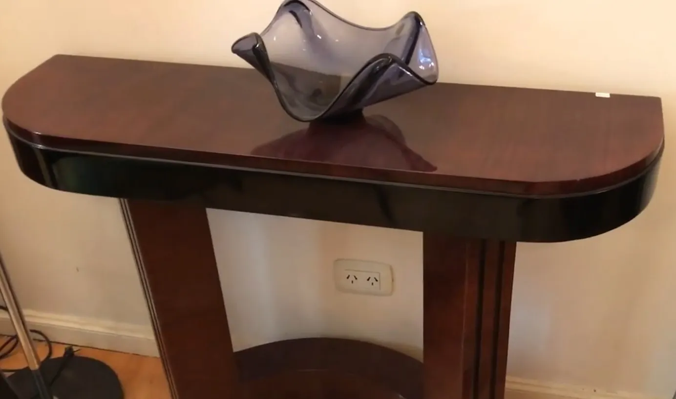 duas consoles antiquadas com design elegante, decoradas